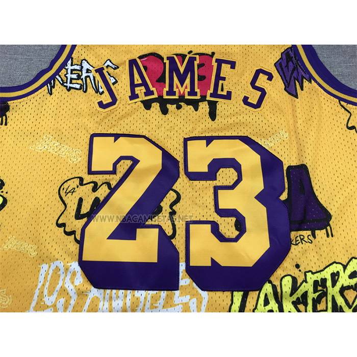 Camiseta Los Angeles Lakers LeBron James NO 23 Slap Sticker Mitchell & Ness 2018-19 Amarillo
